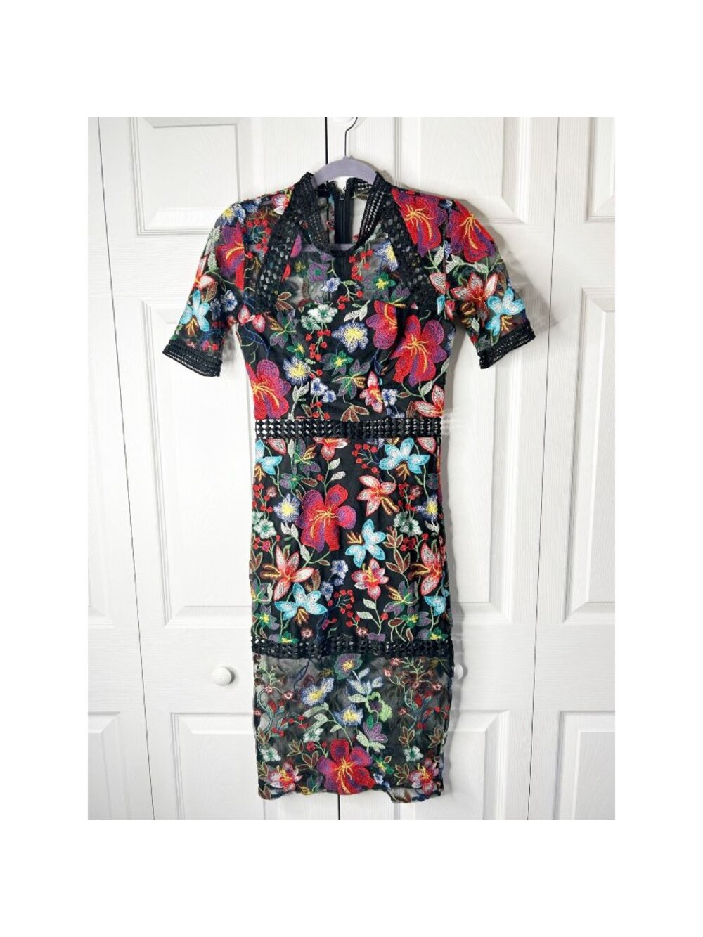 Vone Blushing Floral Black Embroidered Short Sleeve Sheath Dress Women's Size 0